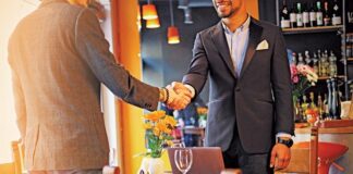 business handshake restaurant franchising